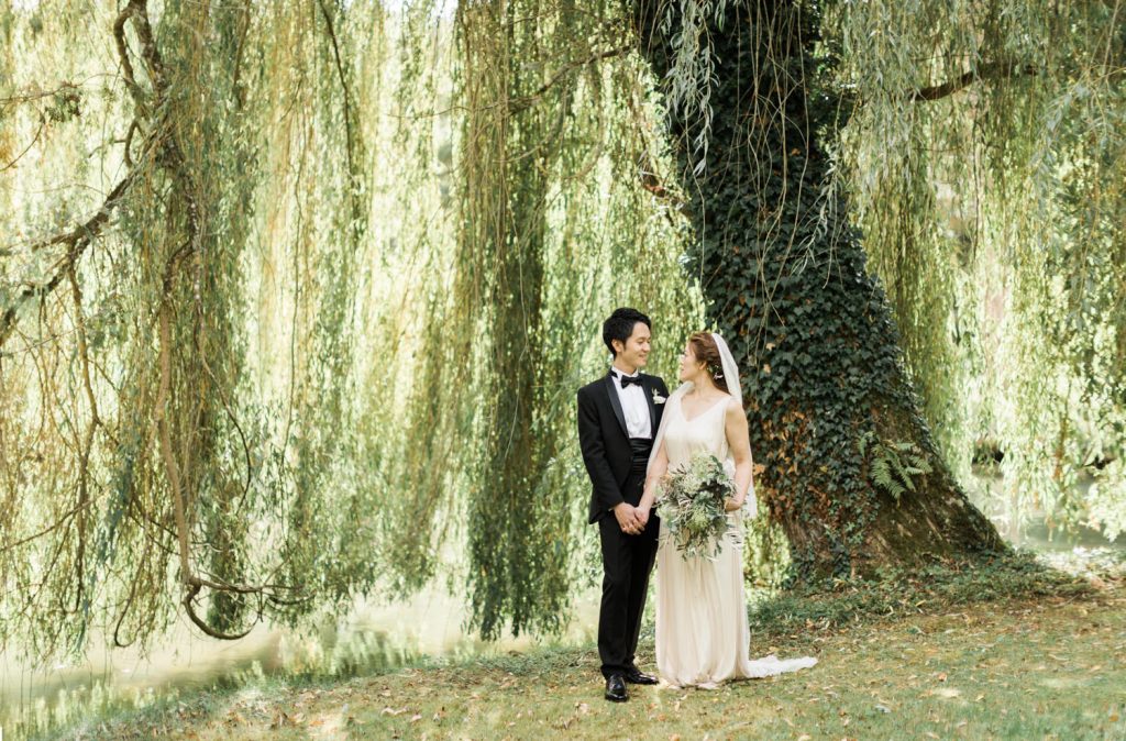 Photographe basé à Reims, je suis spécialisé dans le reportage mariage, la photographie de couple et de famille.