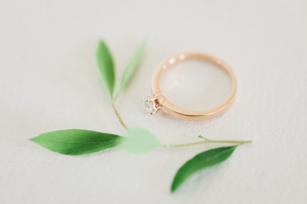 Photographe basé à Reims, je suis spécialisé dans le reportage mariage, la photographie de couple et de famille.