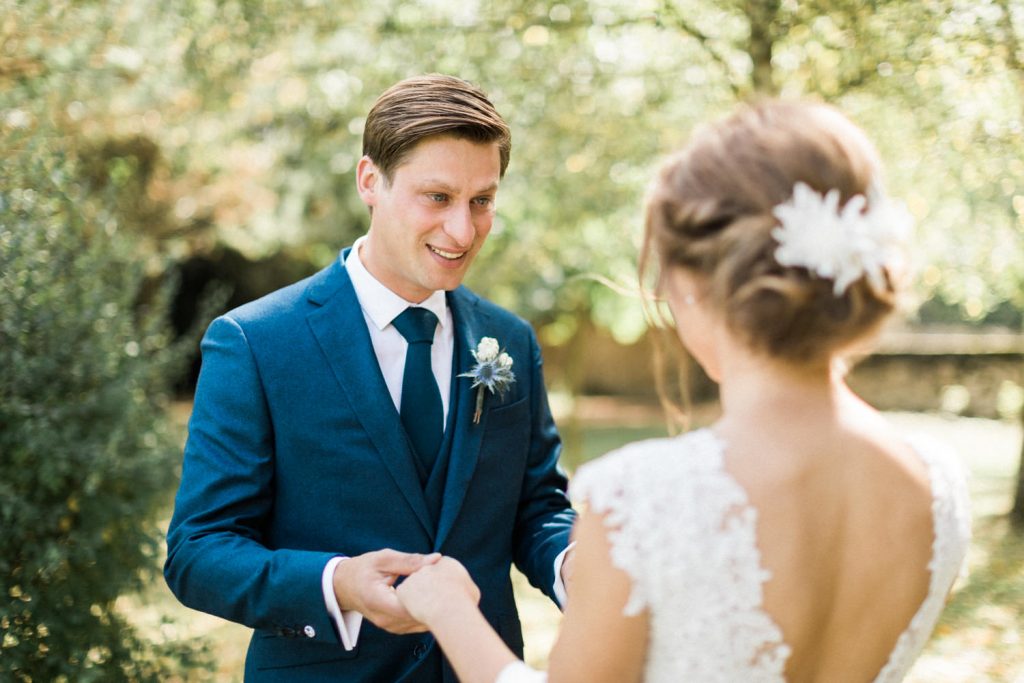 Photographe basé à Reims, je suis spécialisé dans le reportage mariage, la photographie de couple et de famille.