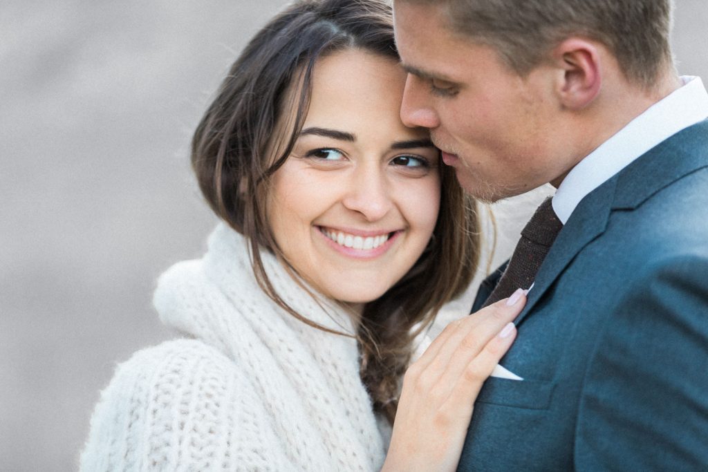 Photographe basé à Reims, je suis spécialisé dans le reportage mariage, la photographie de couple et de famille.