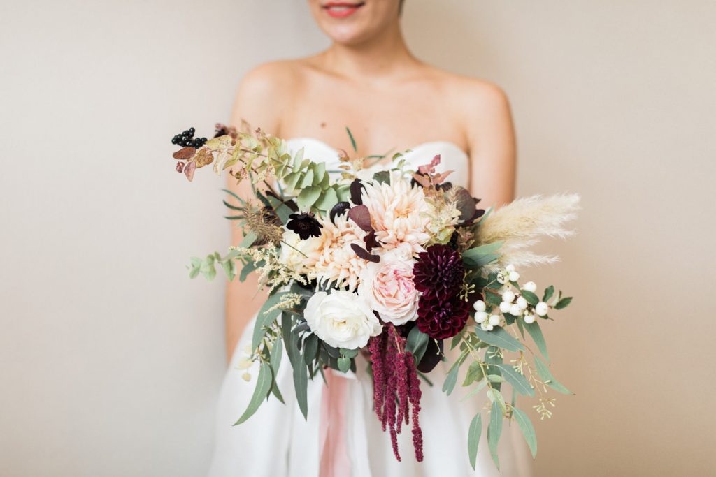 Photographe basé à Reims, je suis spécialisé dans le reportage mariage, la photographie de couple et de famille.