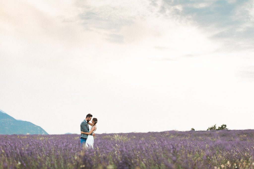 Photographe basé à Reims, je suis spécialisé dans le reportage mariage, la photographie de couple et de famille.