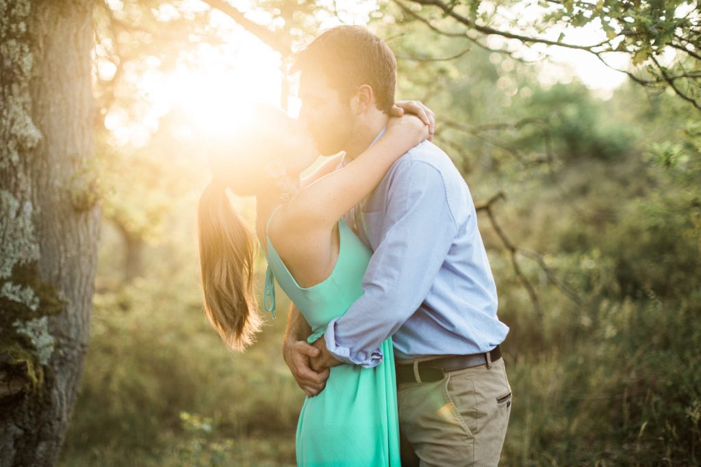 Photographe basé à Reims, je suis spécialisé dans le reportage mariage, la photographie de couple et de famille.