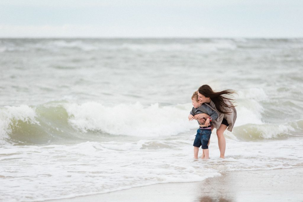 Photographe basé à Reims, je suis spécialisé dans le reportage mariage, la photographie de couple et de famille.