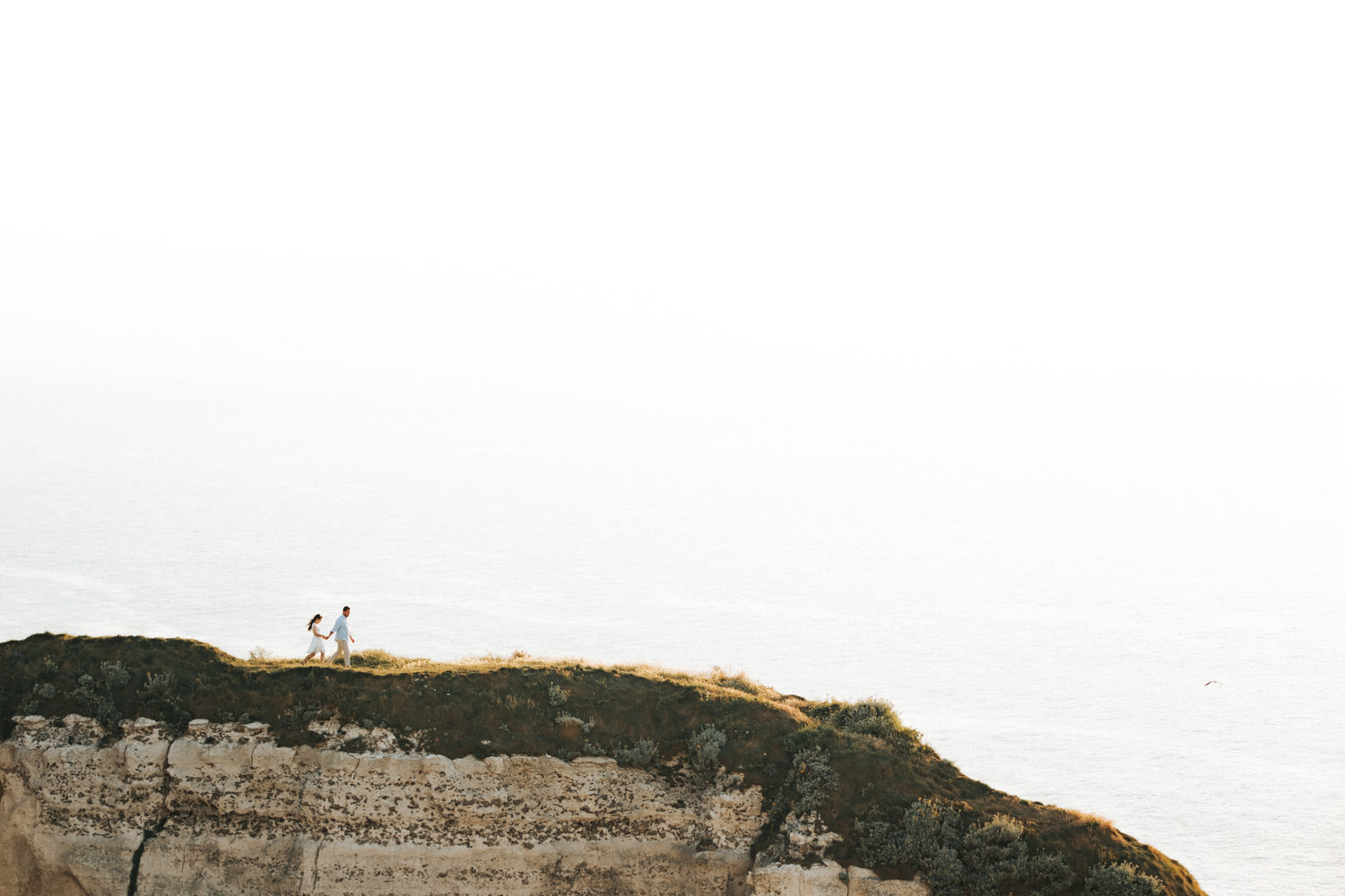 Séance engagement à Etretat en Normandie.