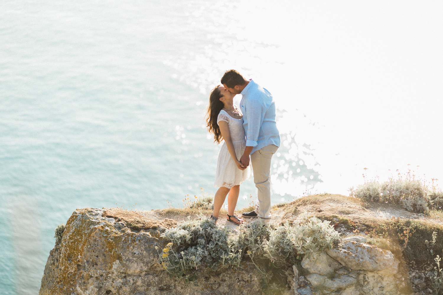 Séance engagement à Etretat en Normandie.