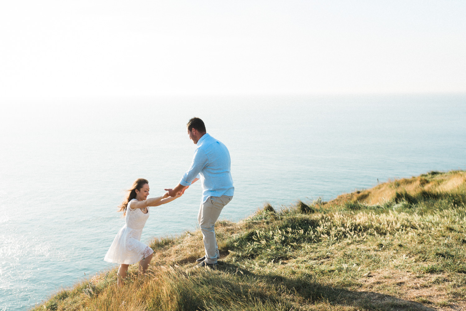 Séance engagement à Etretat en Normandie.