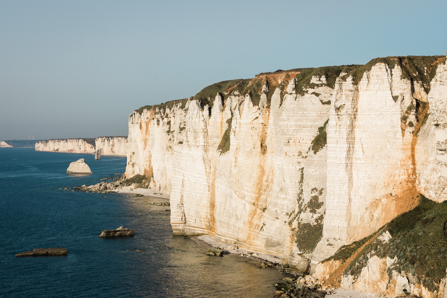 Séance engagement à Etretat en Normandie.