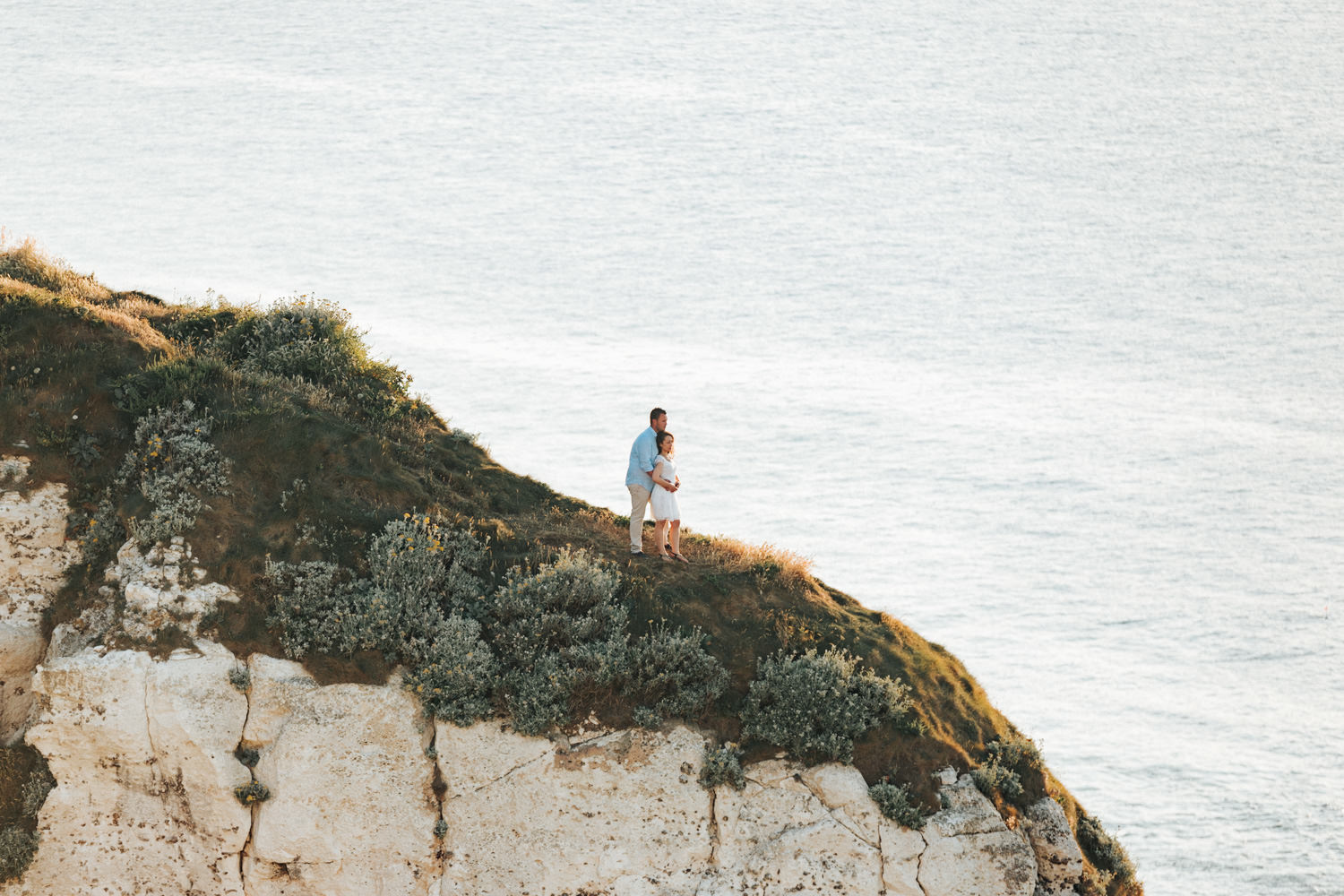 Séance engagement à Etretat en Normandie.