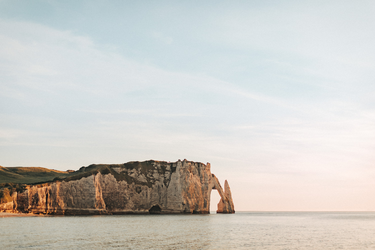 Séance engagement à Etretat en Normandie.