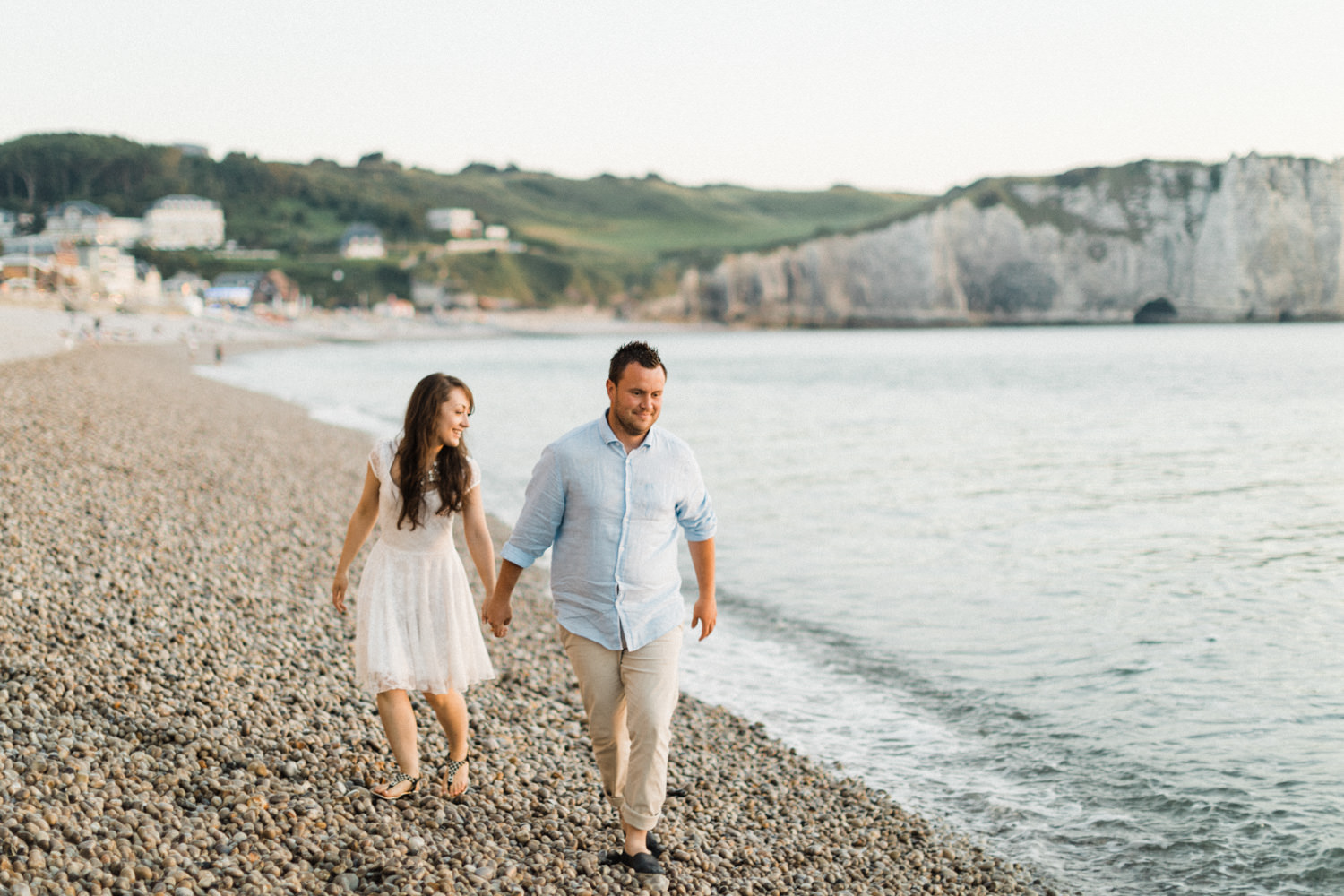 Séance engagement à Etretat en Normandie.