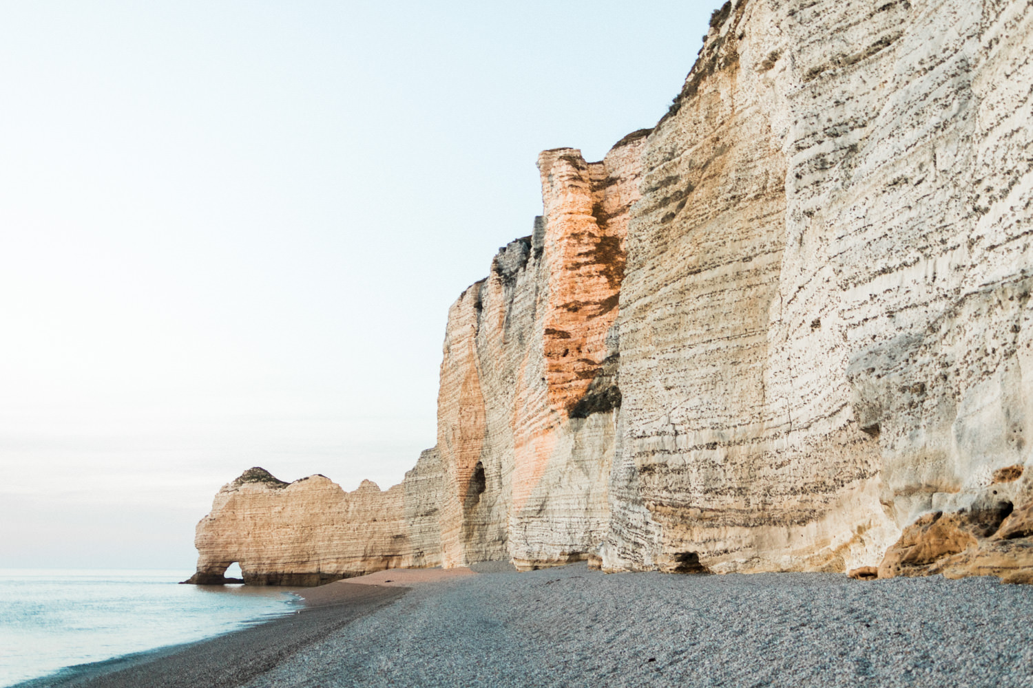 Séance engagement à Etretat en Normandie.