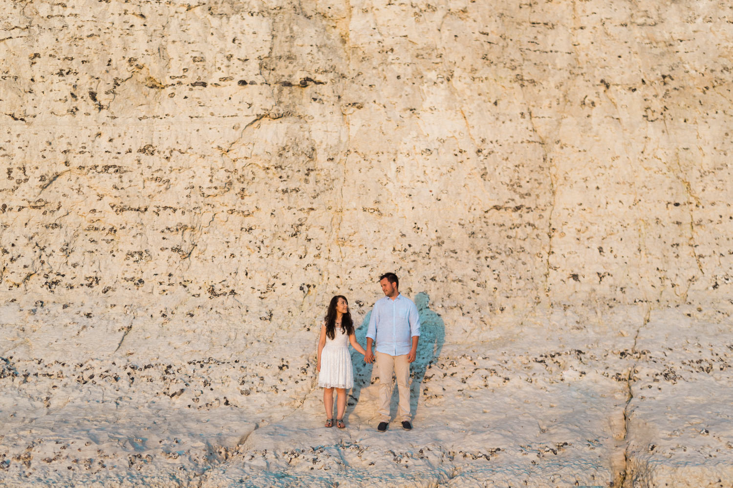 Séance engagement à Etretat en Normandie.