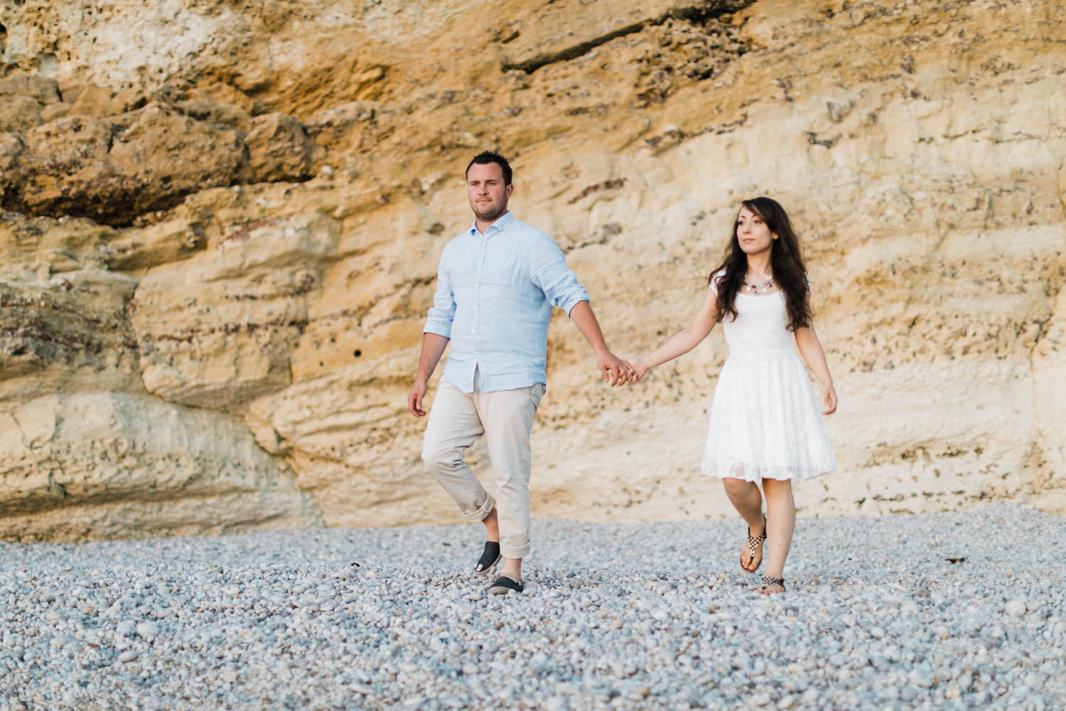 Séance engagement à Etretat en Normandie.