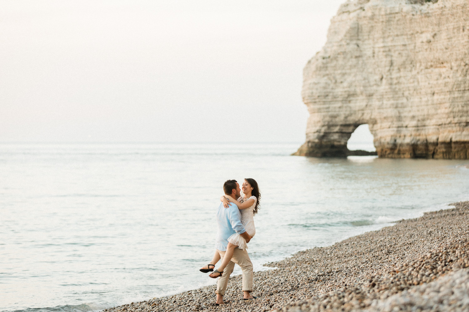 Séance engagement à Etretat en Normandie.