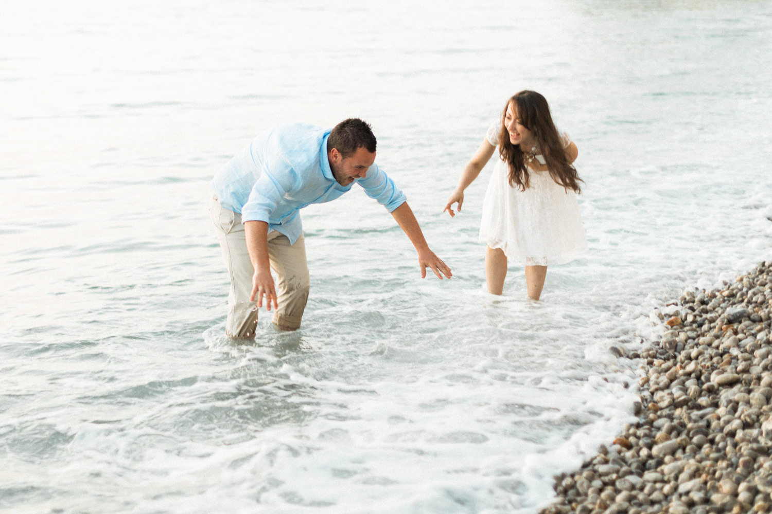 Séance engagement à Etretat en Normandie.