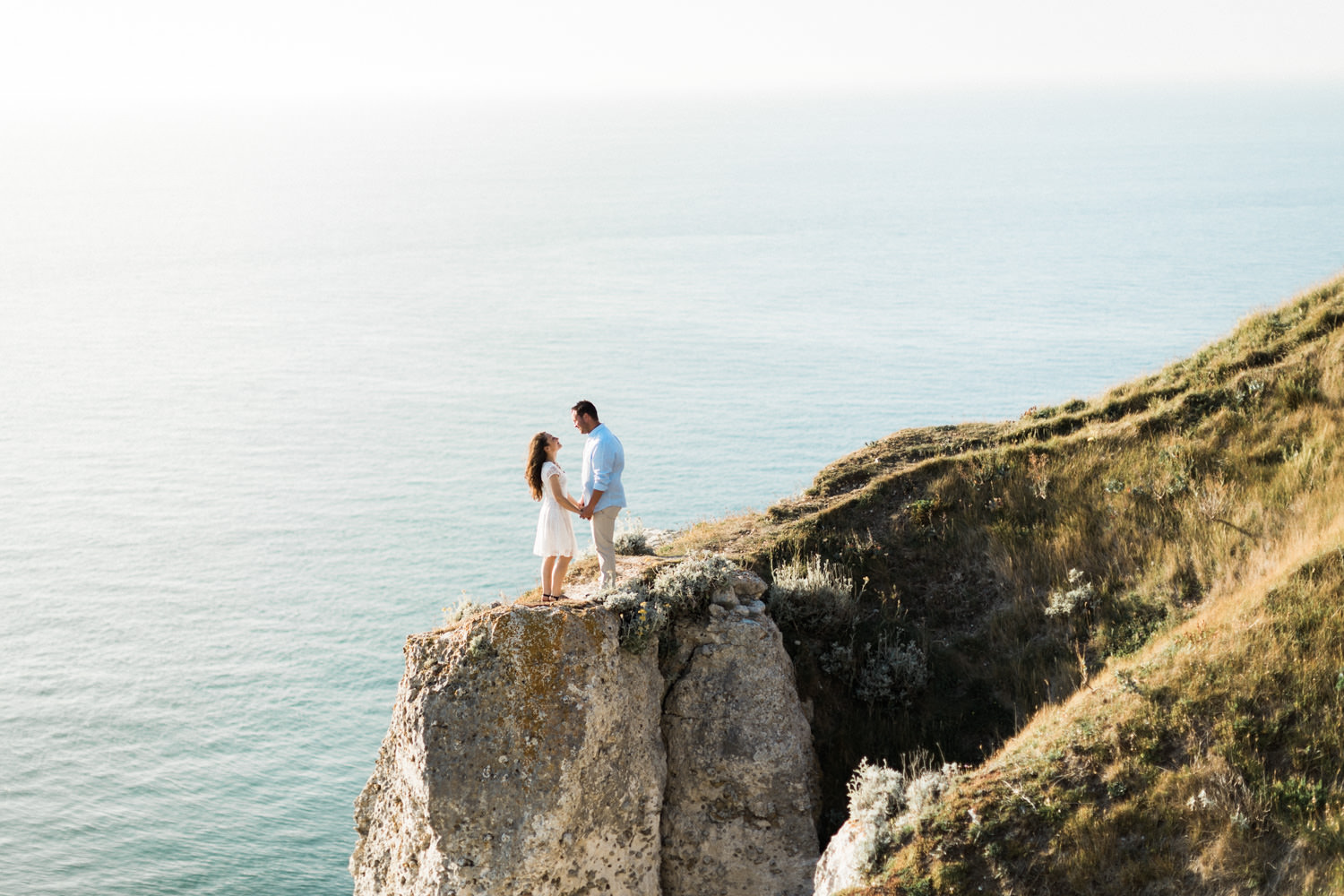 Séance engagement à Etretat en Normandie.