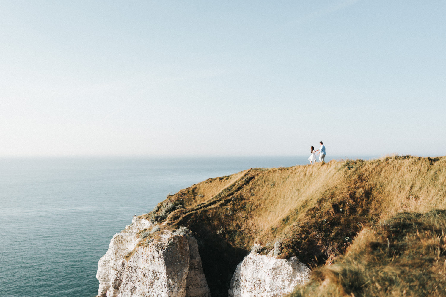 Séance engagement à Etretat en Normandie.